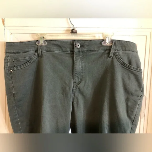 New - Women’s Plus Size Capri Jeans - Liz Claiborne - Size 20W - Grey - Picture 2 of 4
